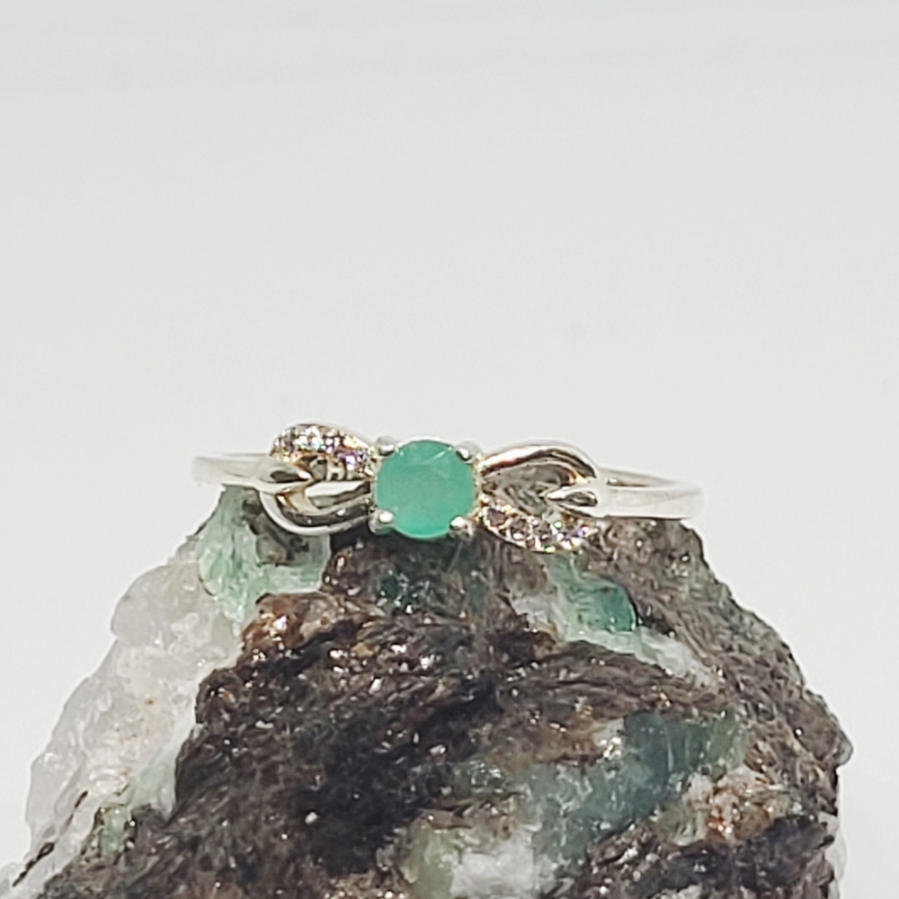 Elegant Silver and Emerald Ring Size 7